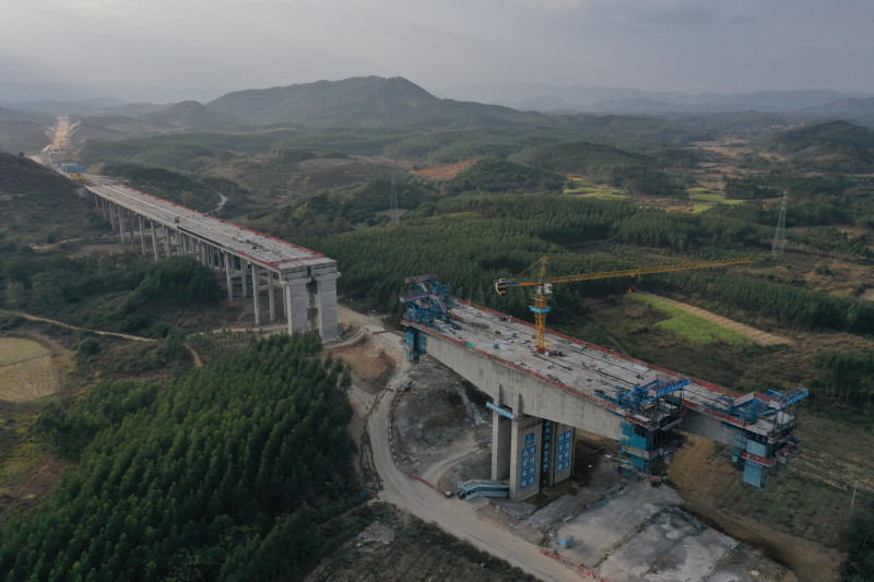 蒙山至象州高速公路头排互通施工现场