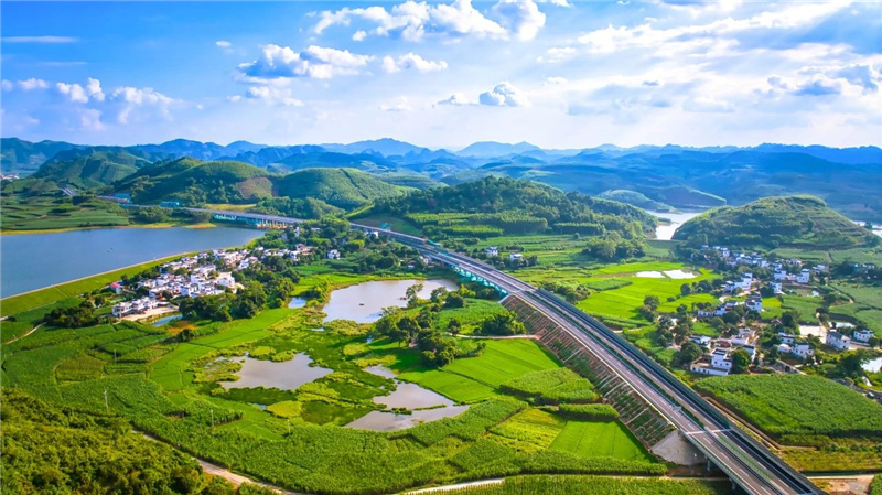 水口—崇左—爱店高速公路崇左至爱店口岸段风景如画.jpg